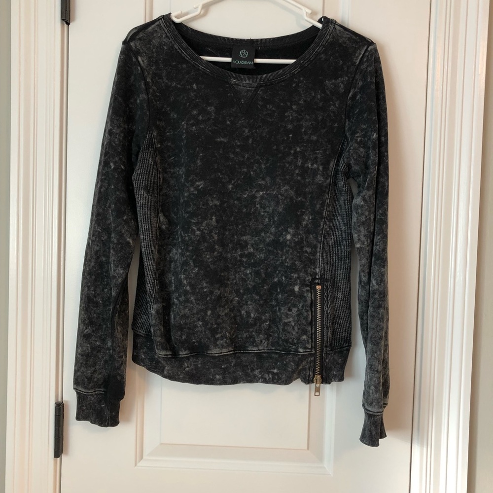 Edgy black pullover
